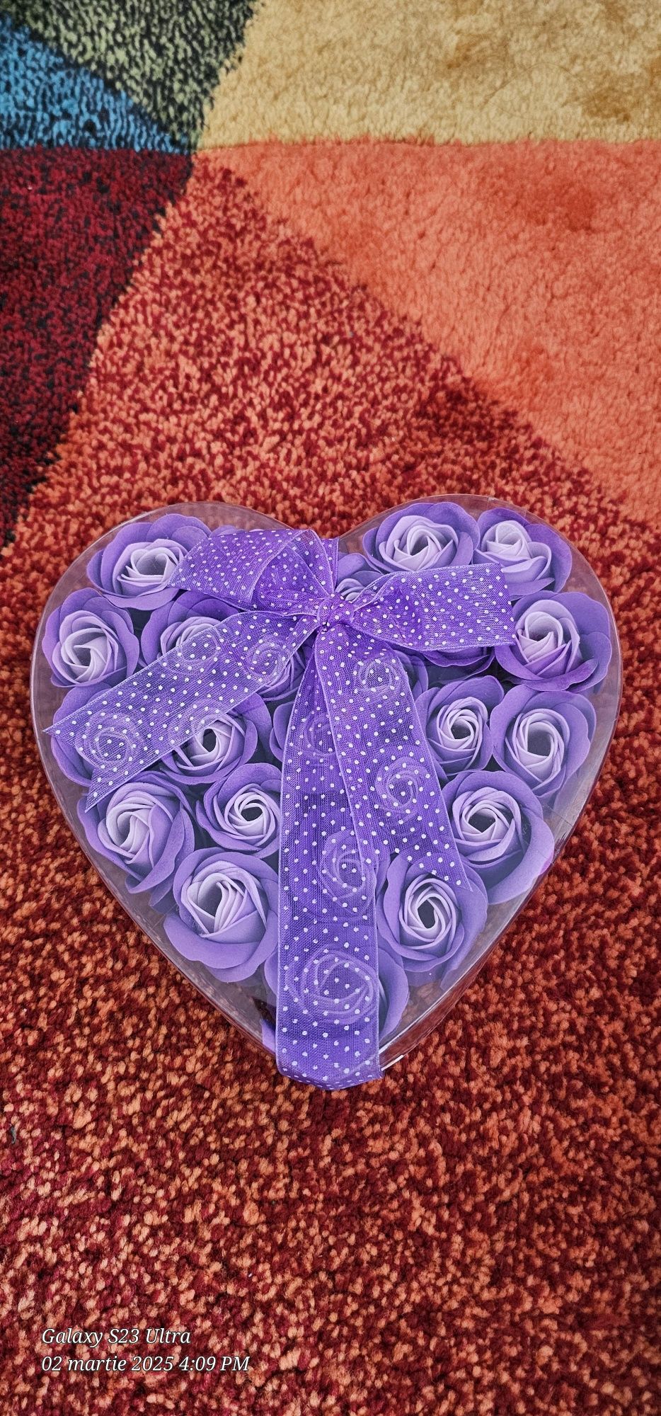 Aranjament din 24 de Trandafiri de Sapun Mov, Albastru , Cutie Forma d