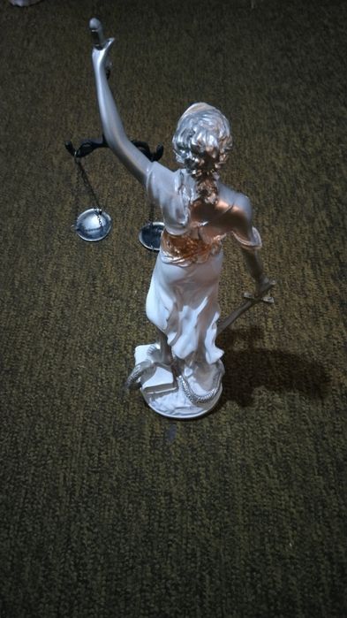 Статуэтка Фемида