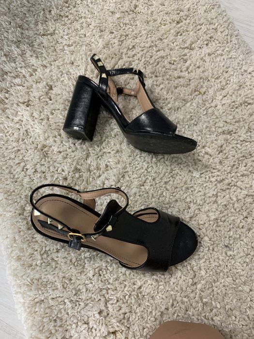 Sandale negre cu toc gros si aplicatii metalice aurii