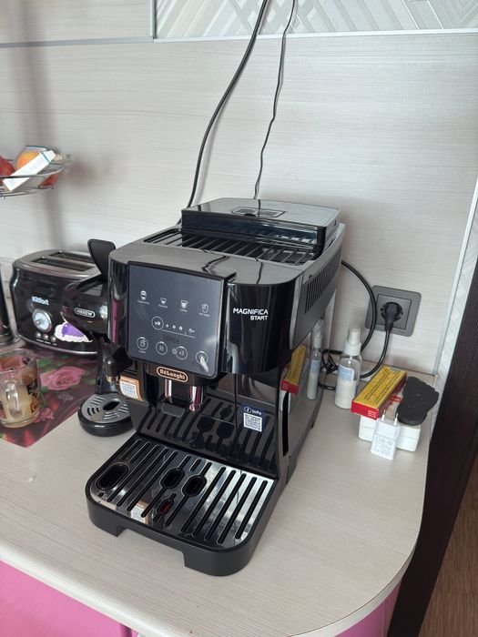 Кофемашина DeLonghi ECAM 220.60. B с Автокапучиной ,Отличное качество!