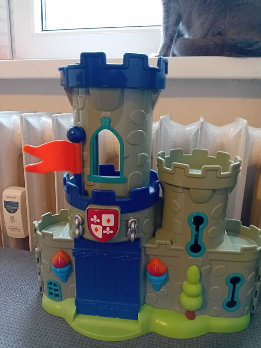 Castel mare care se deschide si 2 personaje