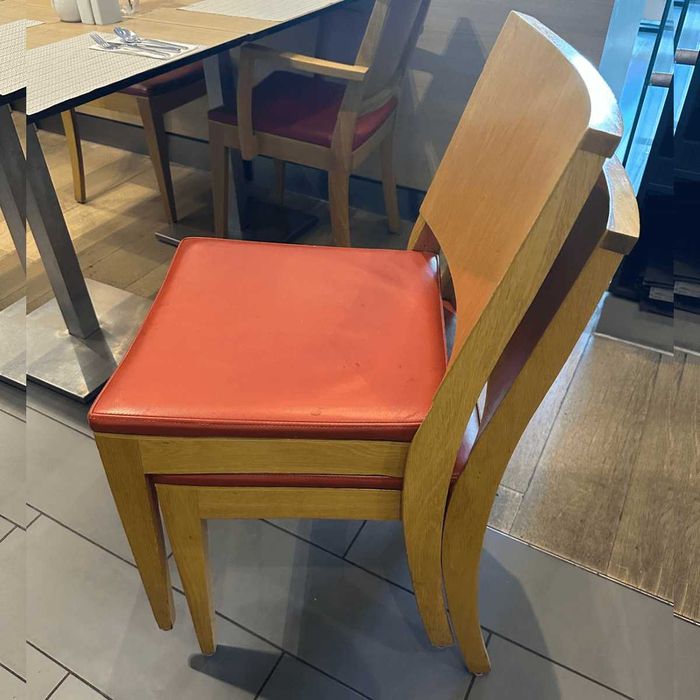 Scaun din lemn cu şezut din piele, Andreu World