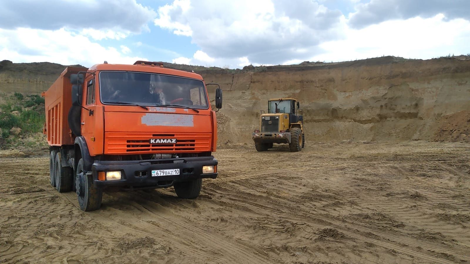 Аренда грузовых автомобилей Зил Камаз. Услуги самосвалов.