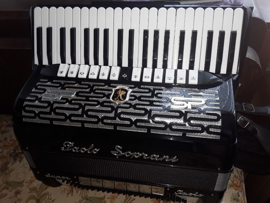 vand acordeon paolo soprani cu cabina si clape ma,120 basi foarte usor