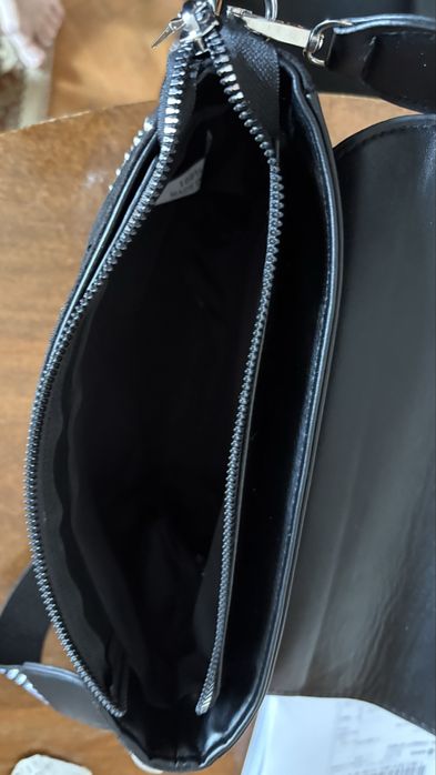 Дамска чанта с капси