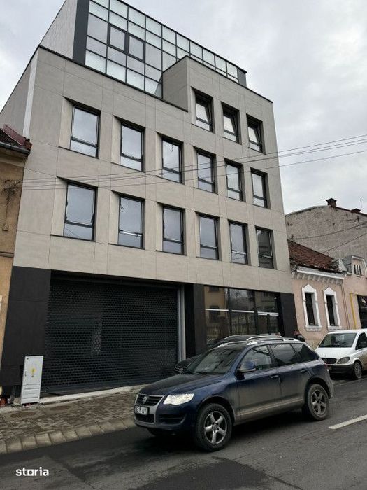 Spatiu comercial 1000mp 8 garaje si 6 parcari Zona Casa de Cultura a S