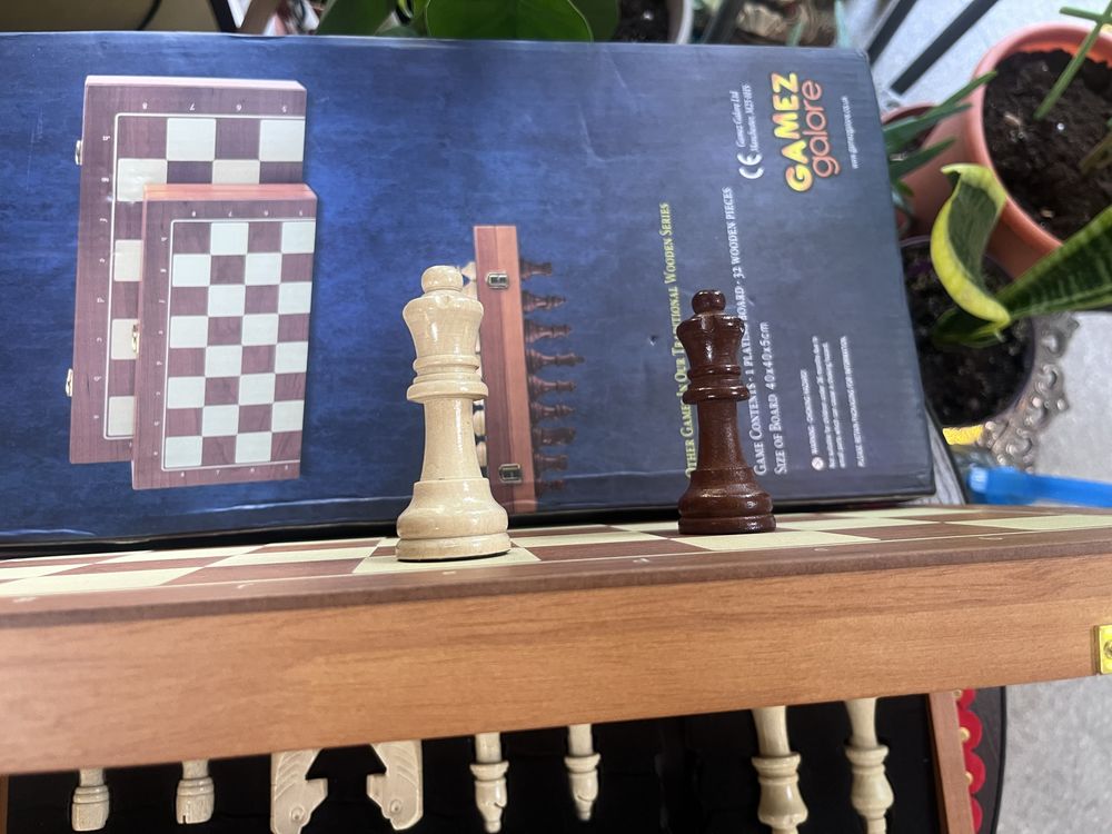 Шахматы деревянные , на магнитах доска 40 см