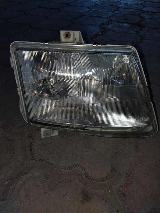 Продаю передный правый  фары бу оригинал на мерседес вито 1997 год
