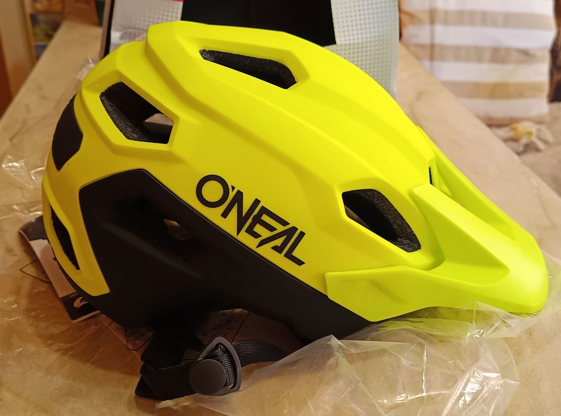 НОВА Вело каска O'NEAL Trailfinder Split NEON YELLOW