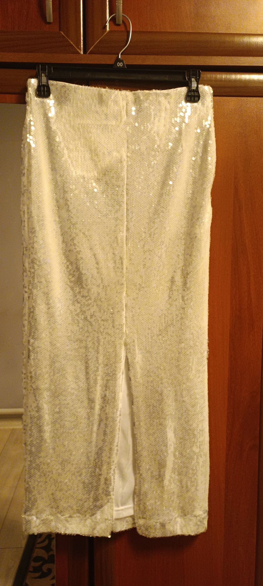Белая, блестящая юбка с паетками