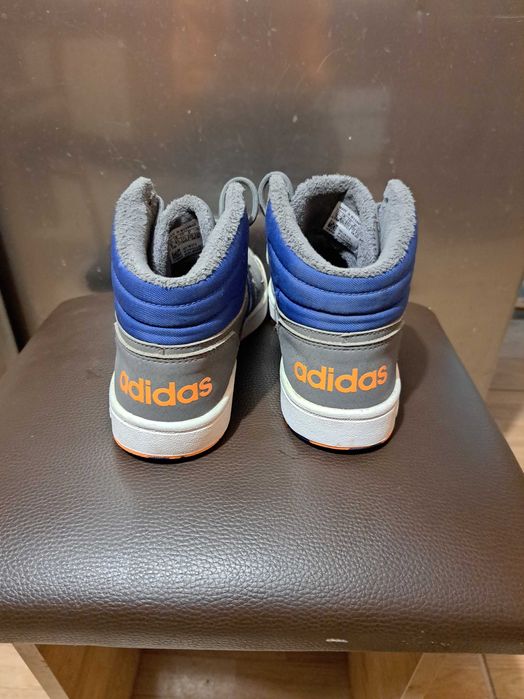 Vand pantofi sport Adidas ca noi