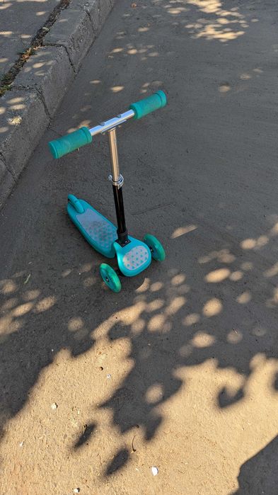 Trotineta cu luminite pe roti