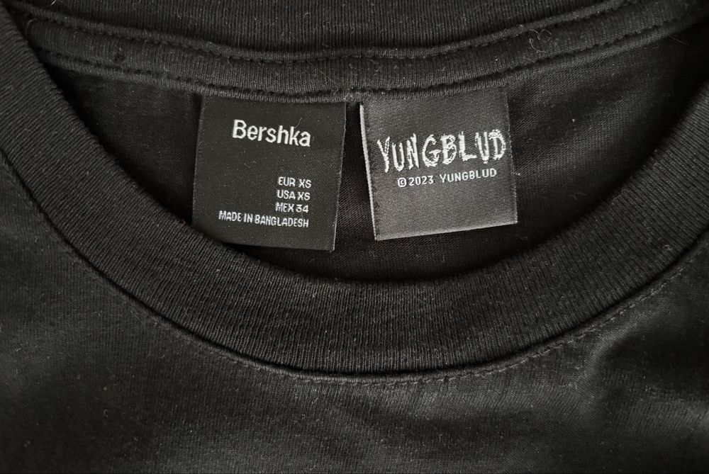 Черна тениска “Yung Blud” от Bershka