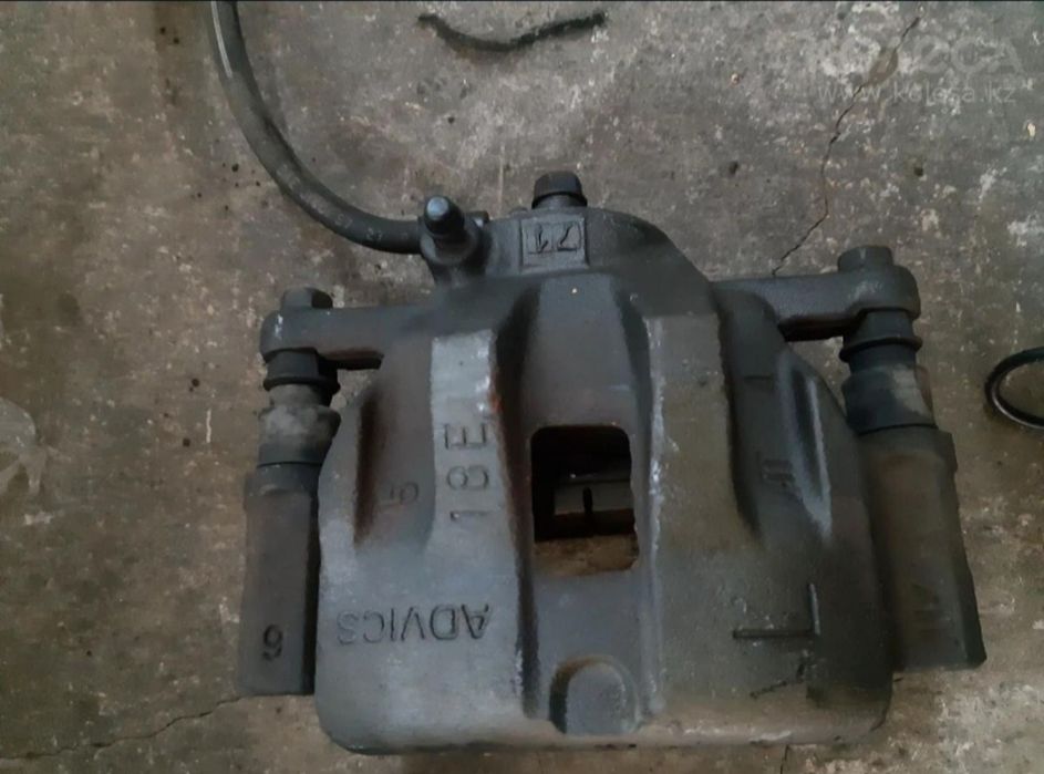 Передний левый и правый суппорт Сузуки Гранд Витара 06-2015г