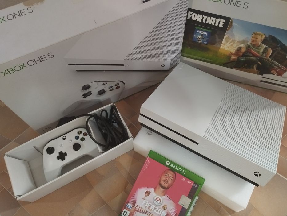 Продам Xbox One S (1 ТБ)