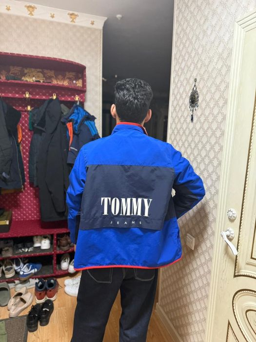 Обьявленияда :куртка Tommy Hilfiger /jeans .Оригинал 100% двухсторонны