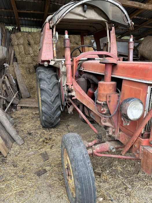 Vand tractorul Renault