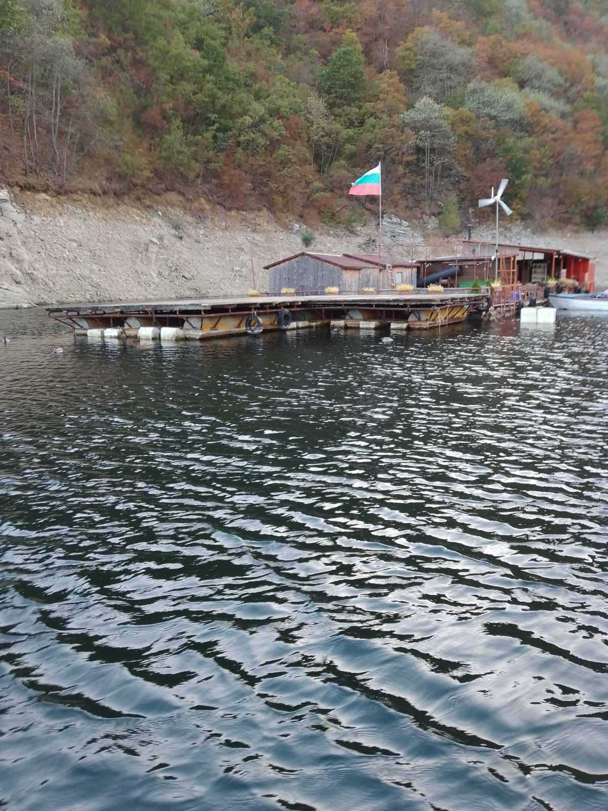 Продавам понтон на яз.Въча