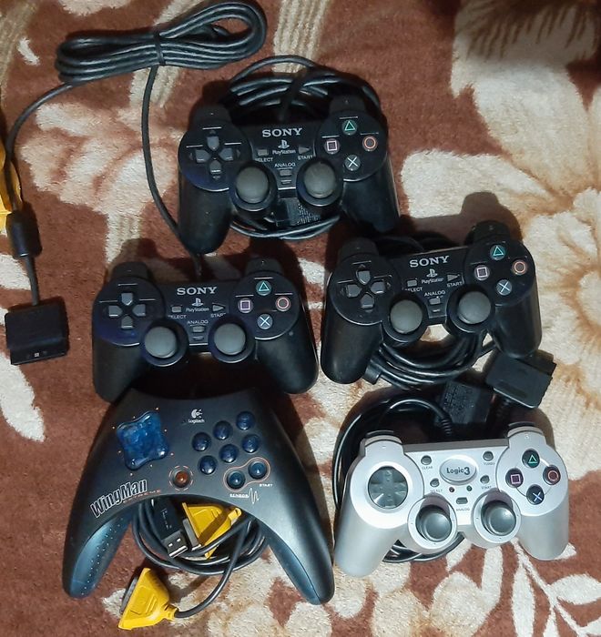 Vând manete originală PlayStation 2 și ps2 și 2 Logitech în stare bună