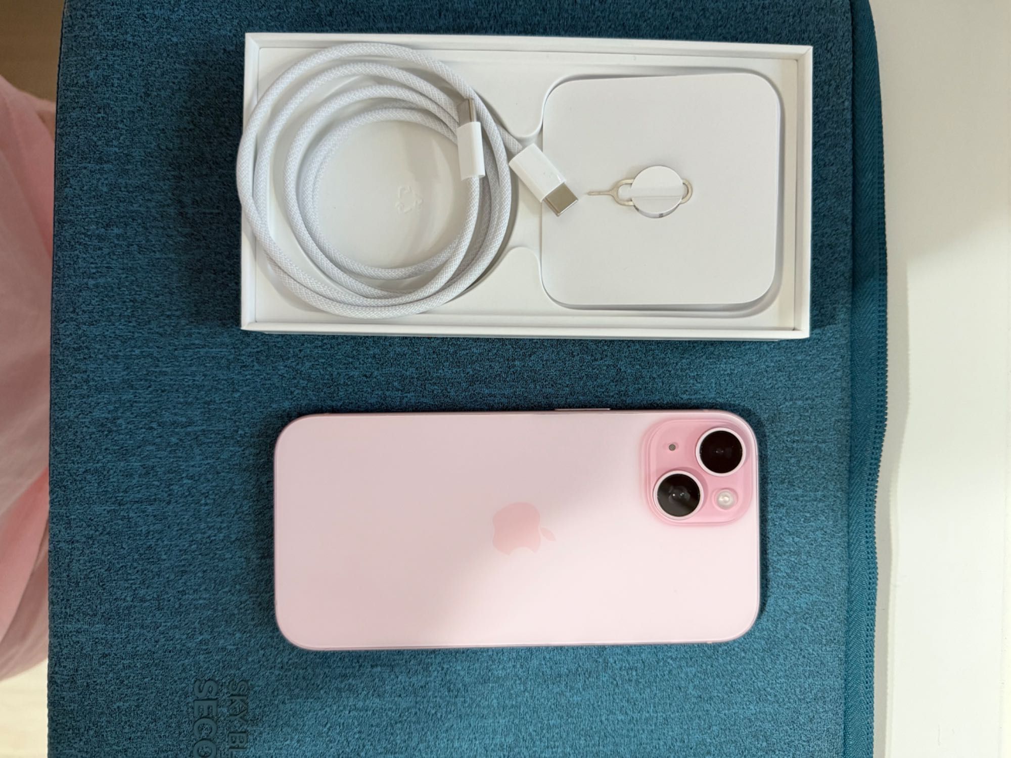 Apple iPhone 15 128Gb Dual Sim розовый