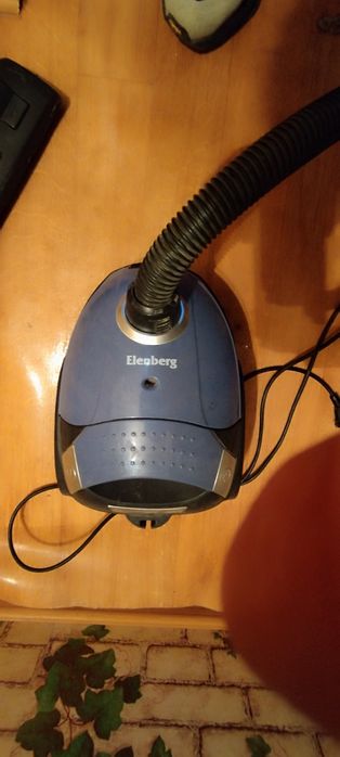 Пылесос Elenberg — мощный, рабочий, в отличном состоянии