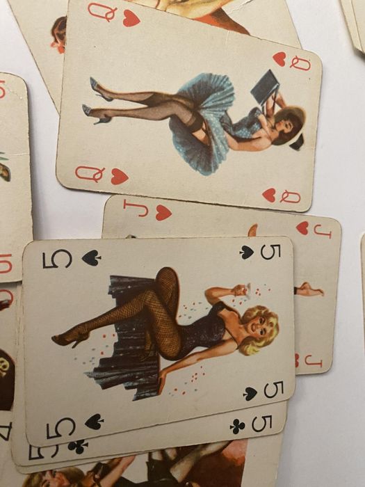 Тесте карти за игра с  еротични мотови от миналия век
