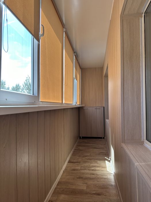 Продам 2х. Ком квартиру 82 м.кв. 2/5, кирпич,н/у школа 50м, остан 50 м