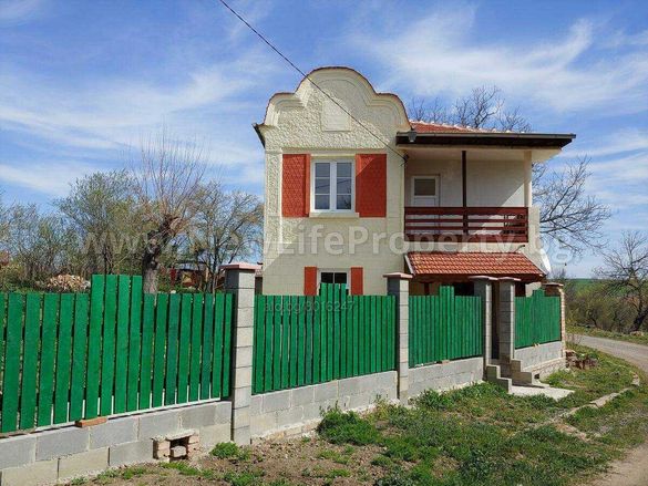 Двуетажна къща в село Дюлево, област Бургас, България.