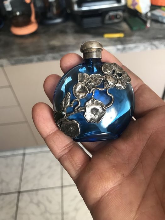 Sticluta, sticla veche, din cobalt cu capac si ornament argint