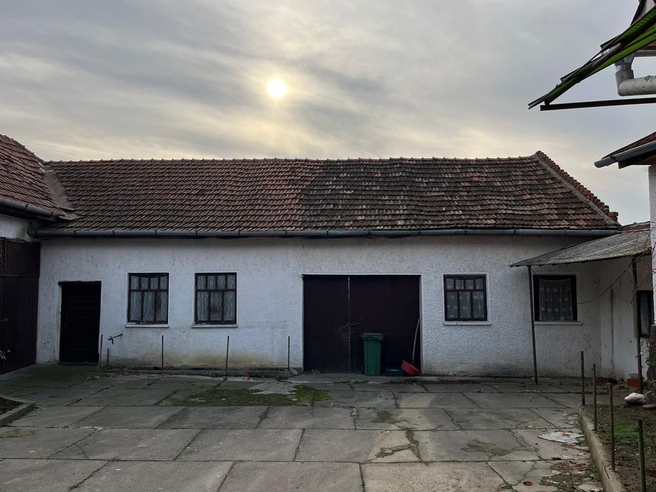 Casă bătrânească și grădină