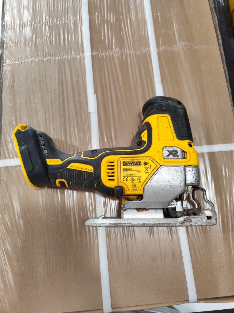Акумулаторен прободен трион зеге Девалт DeWALT DCS335 18V