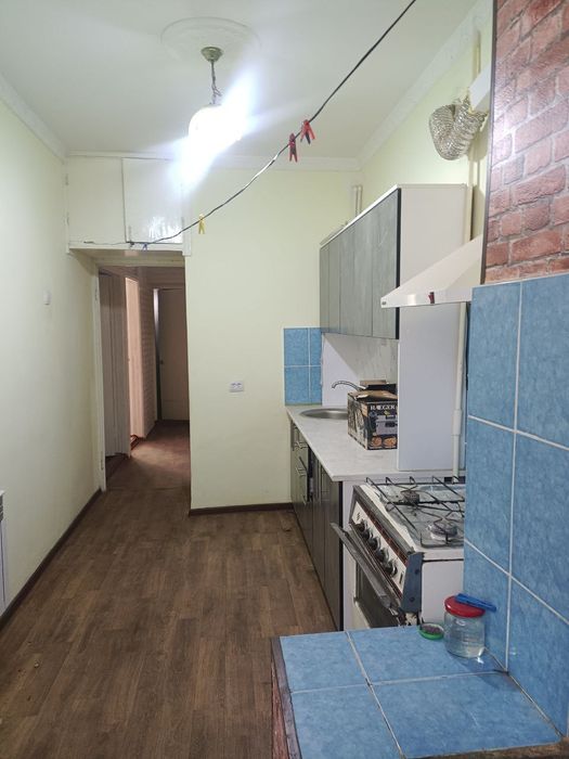 Продаётся 3х ком квартира в чирчике 3 мкн 1 этаж дом кирпичный