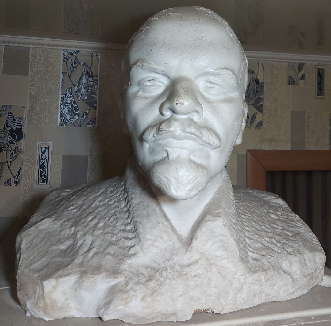 Статуэтка СССР ,фарфор,гипс разная