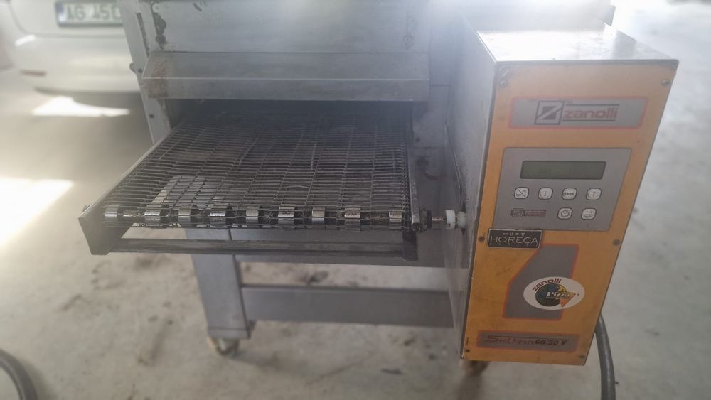 Cuptor electric pentru covrigi cu banda