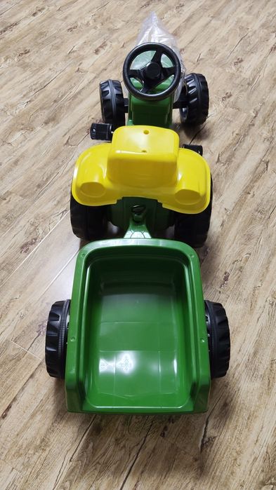 Vând tractoras John Deere