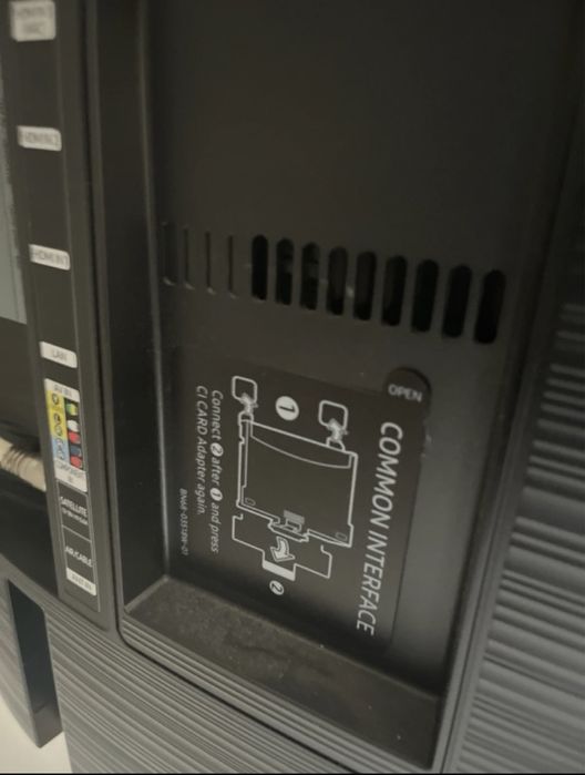 Televizor Samsung 4K Ultra HD 7seria cu suport de perete