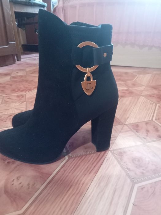 Замшевые полусапожки