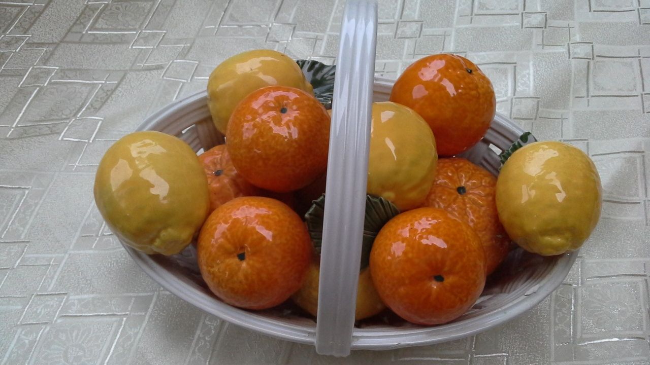 Ceramica italiana de colectie, cos cu lămâi si portocale