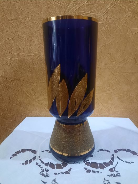 Роскошная, красивая ваза Богемия, Чехословакия, кобальт, золочение (бл