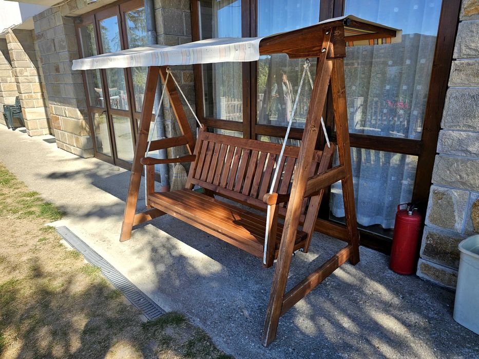 Масивна дървена люлка за 3 души – комфорт и стил за градината!