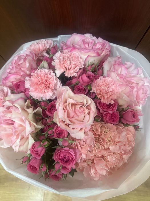 Букет цветов( микс цветов розы, кустовые розы, пионы)