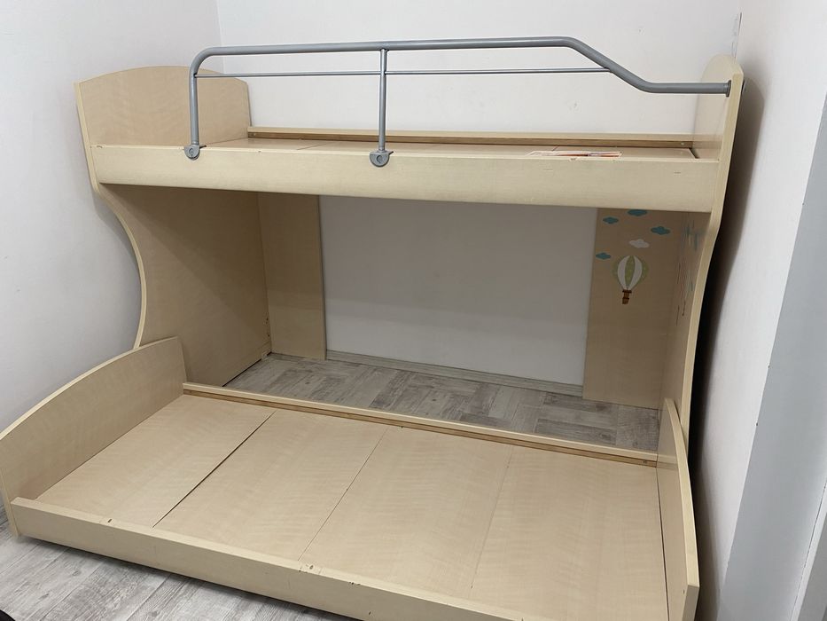 Pat suspendat pentru cameră copii