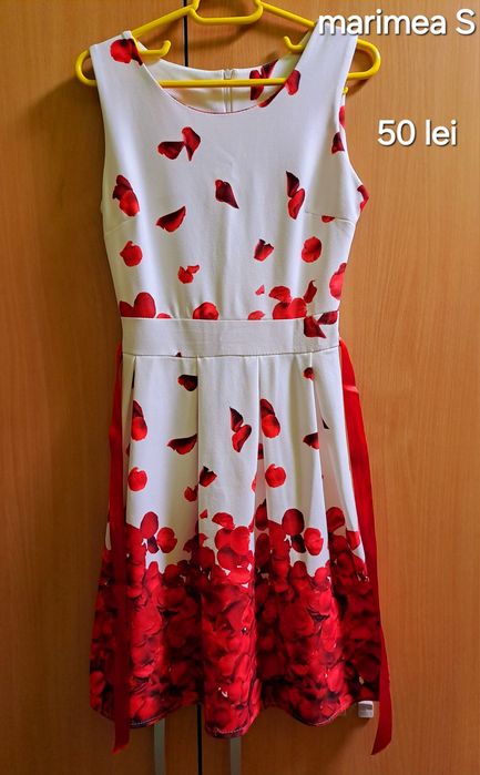 Vând rochita impecabila