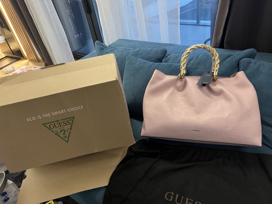Чанта GUESS.Нова, XL size. С етикети,торбичка,всичко от до.100% ориг.