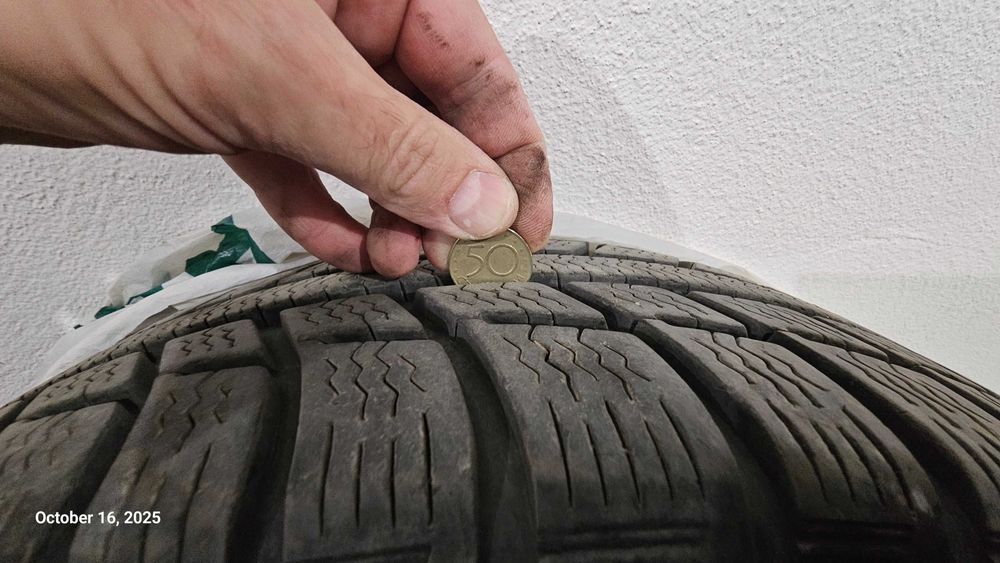 Продавам комплект гуми и железни джанти за Пежо.