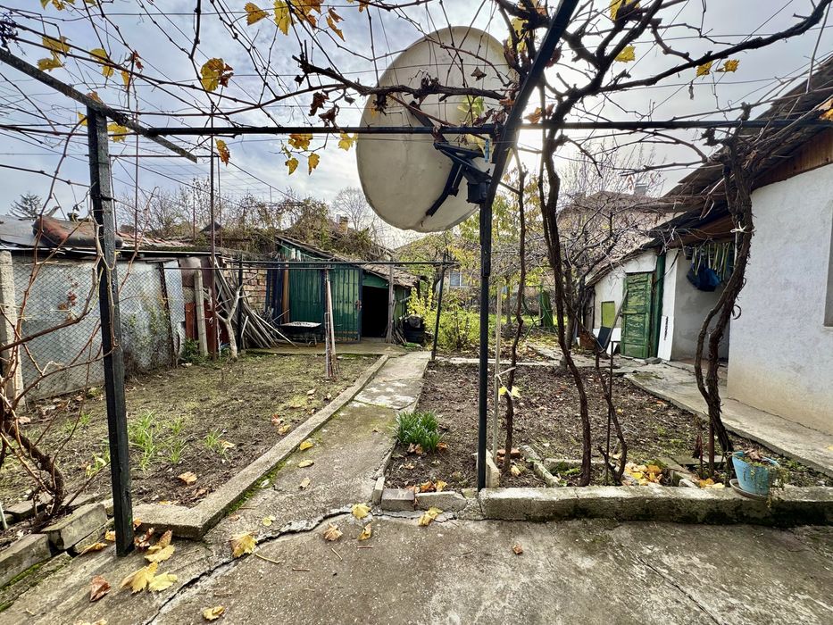 Самостоятелна Къща с Гараж до Очна Клиника “Тасков” , гр. Търговище