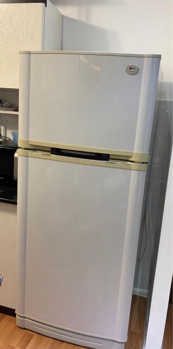 Vand frigider cu congelator LG