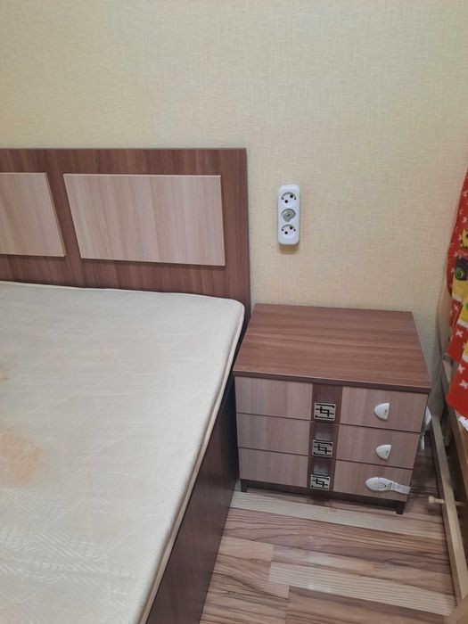 Кровать с двумя  тумбами