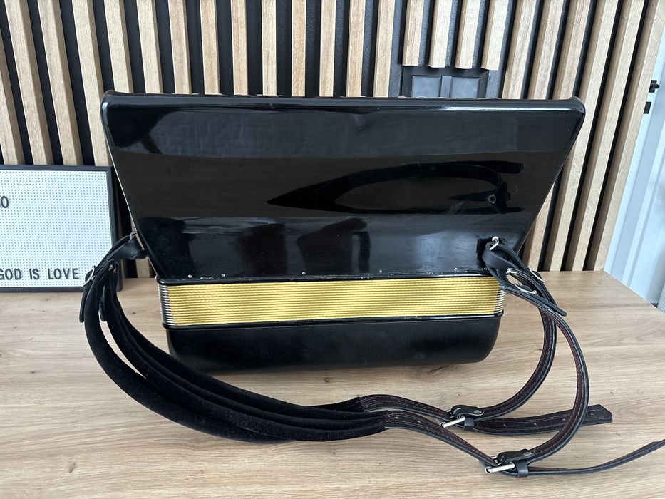 Acordeon Hohner Lucia 4p cu 96 de basi
