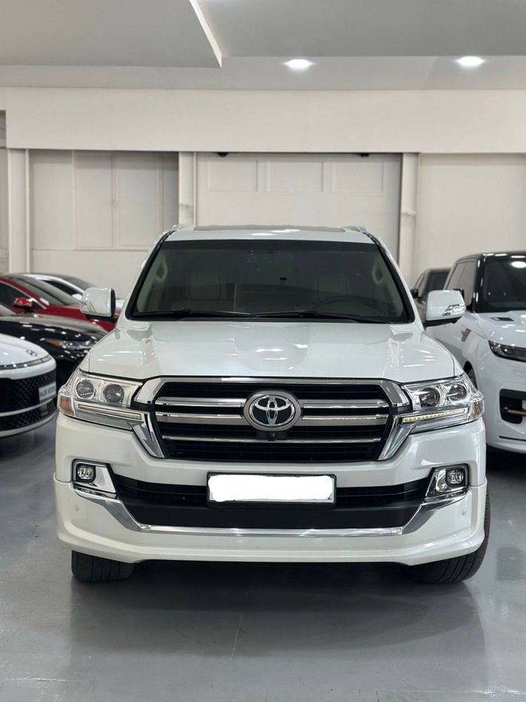 Автомобиль Toyota Land Cruiser 200